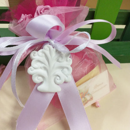 primo piano sacchettino bomboniere organza gessetto albero della vita per confettata e segnaposto matrimonio Prima Comunione Santa Cresima Battesimo bimba femminuccia confezionati confetti e bigliettino personalizzato roselline