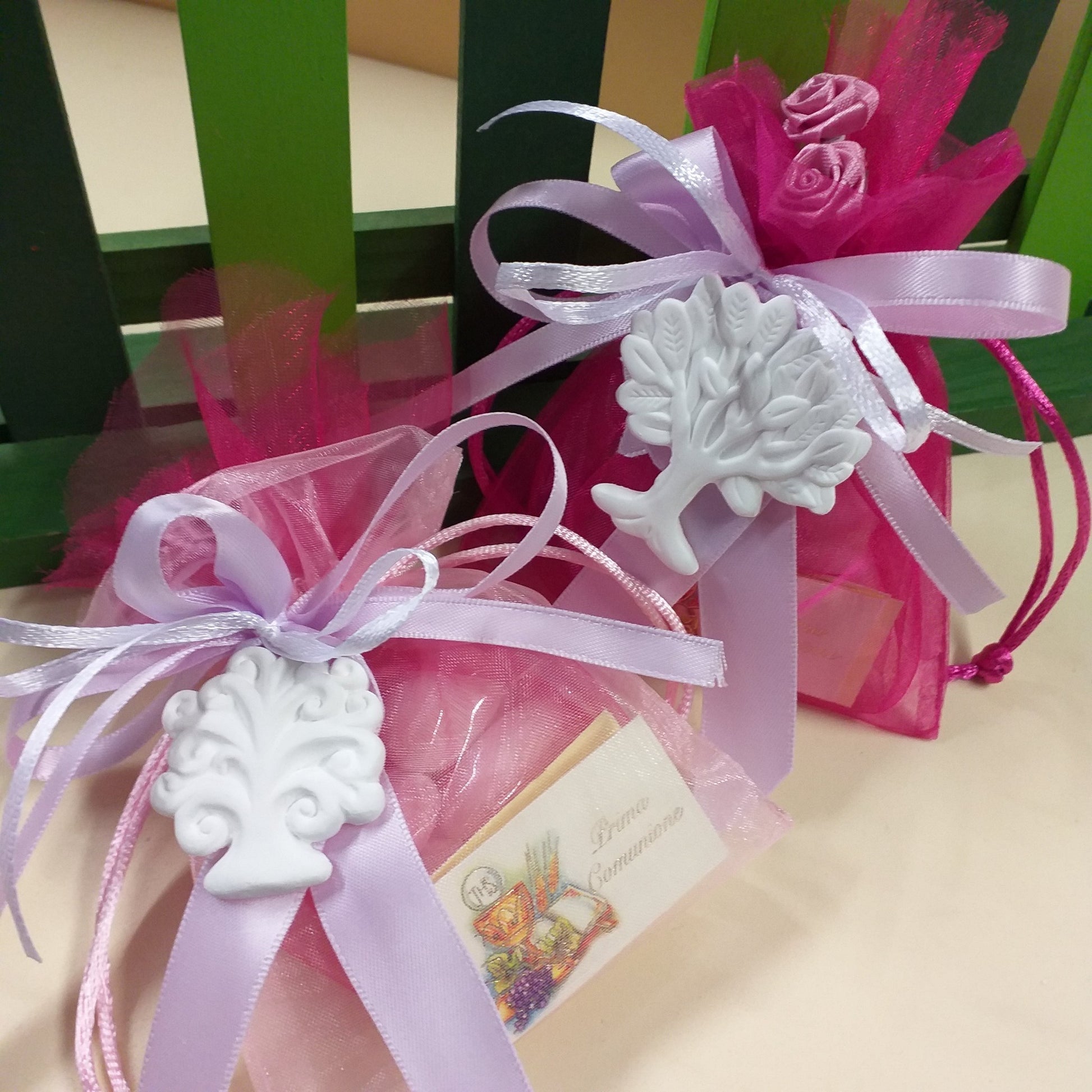 colore rosa lilla fucsia sacchettini bomboniere organza gessetto albero della vita per confettata e segnaposto matrimonio Prima Comunione Santa Cresima Battesimo bimba femminuccia confezionati confetti e bigliettino personalizzato roselline