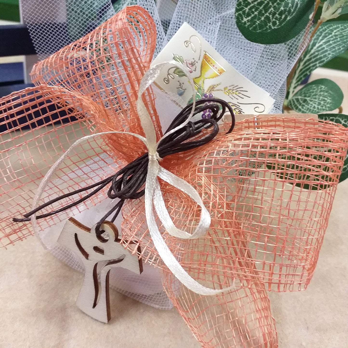 rosa salmone sacchettino juta bomboniera Prima Comunione Cresima confezionata confetti collanina Tau legno Croce francescana cordino marrone bigliettino simboli calice uva clip mollettina segnaposto