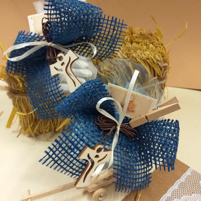 sacchettini juta fiocco celeste bomboniera Prima Comunione bambino confezionata confetti collanina Tau legno Croce francescana con cordino marrone bigliettino simboli calice uva spighe clip mollettina segnaposto