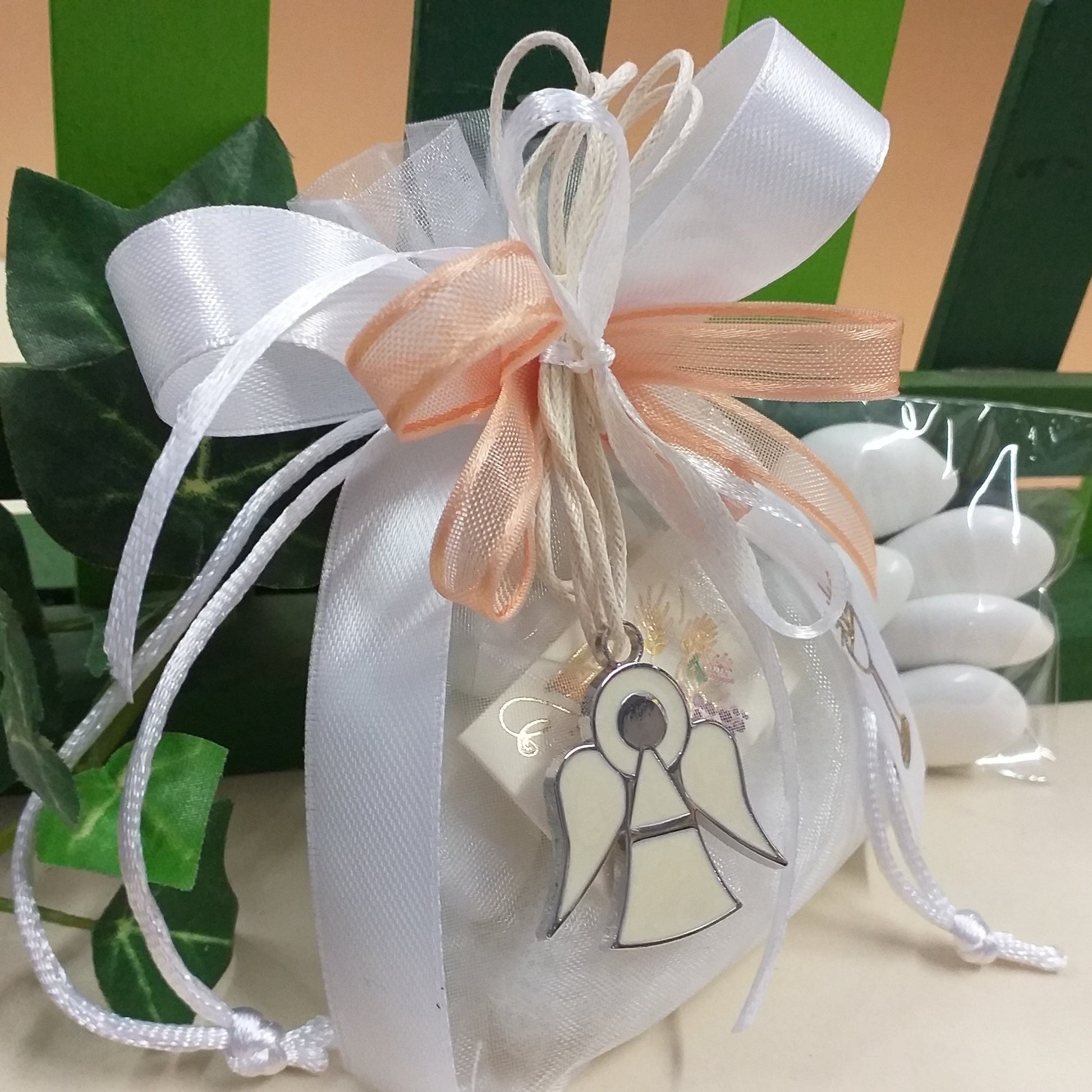 collanina angelo ciondolo metallo bomboniere angioletto bambini per battesimo ragazzi cresima comunione confezione confetti sacchettino bianco pesca