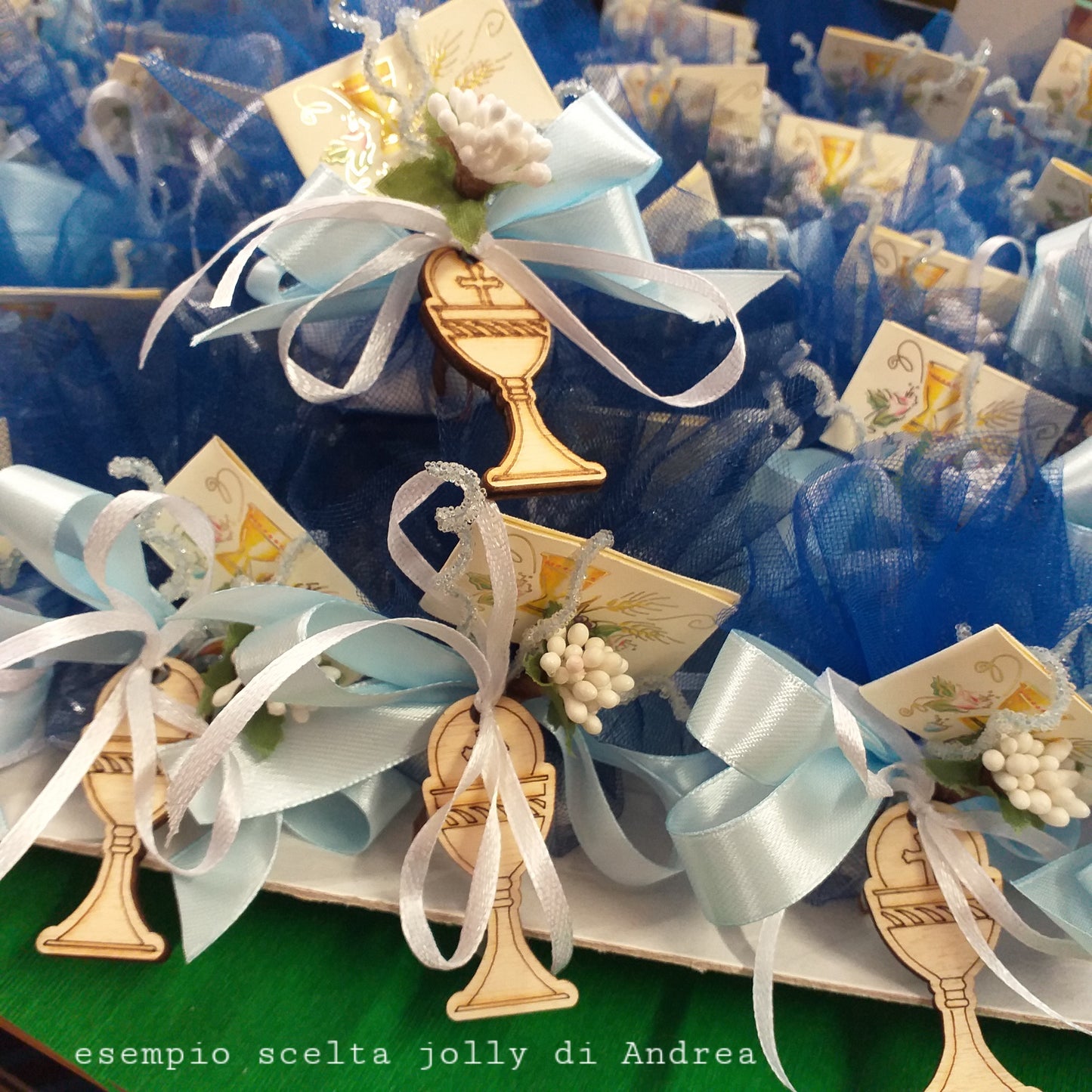 sacchettino di tulle per Prima Comunione colore blu celeste ciondolo applicazione calice legno simboli uso per segnaposto shabby chic bomboniera Santo Giorno