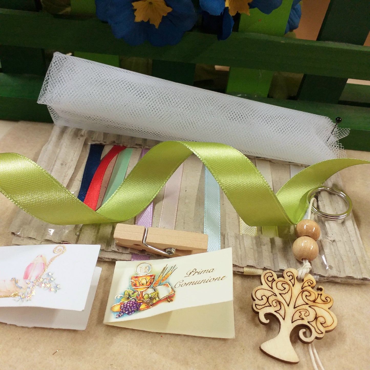 Verde o scelta colori nastrini bomboniere albero della vita portachiavi legno kit fai da te colori sacchetto nastro con bigliettino comunione cresima battesimo
