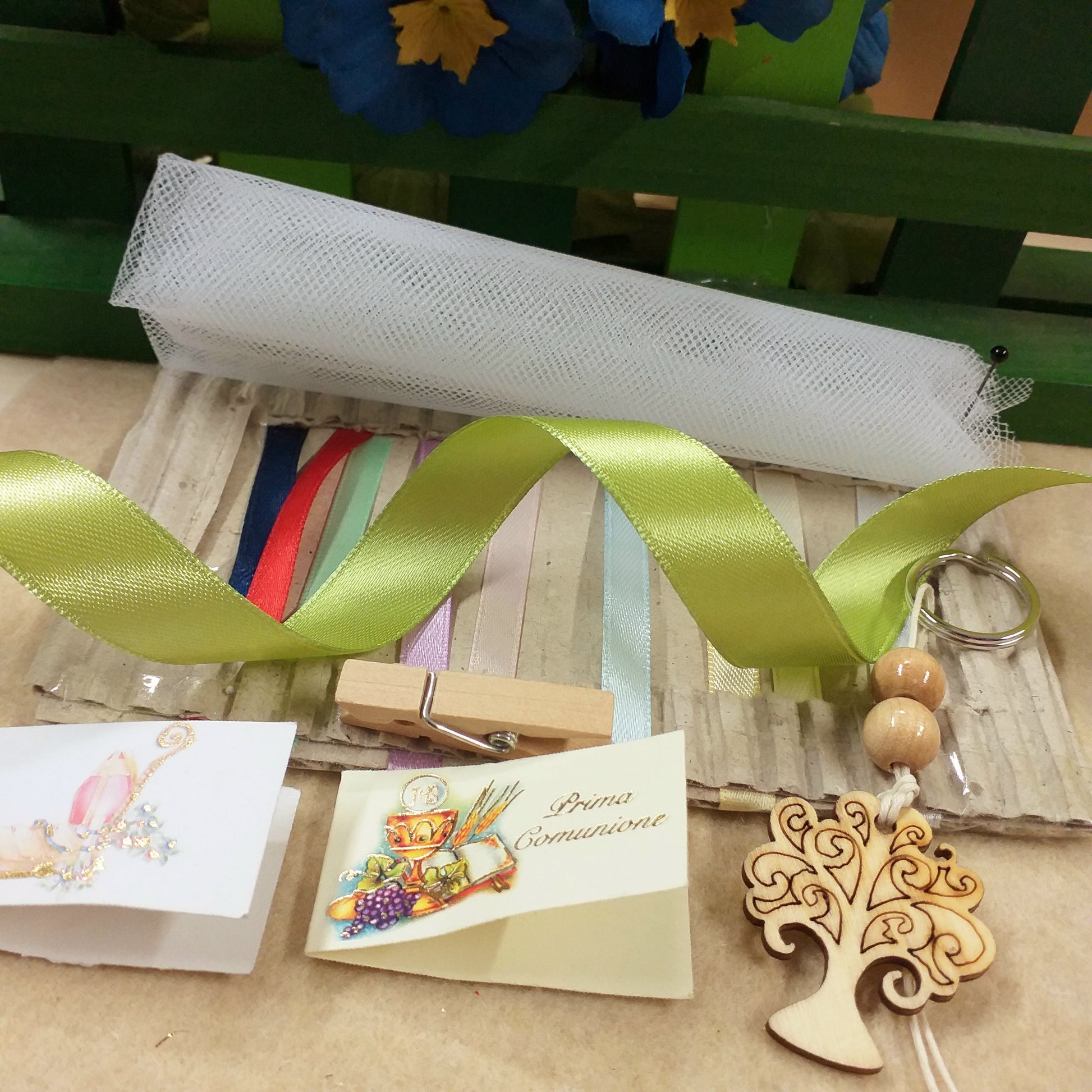 Verde o scelta colori nastrini bomboniere albero della vita portachiavi legno kit fai da te colori sacchetto nastro con bigliettino comunione cresima battesimo