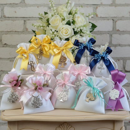 idee come confezionare sacchetto bianco di tessuto con confetti per bomboniera Prima Comunione Battesimo matrimonio anniversario nozze con Croce Tau albero vita