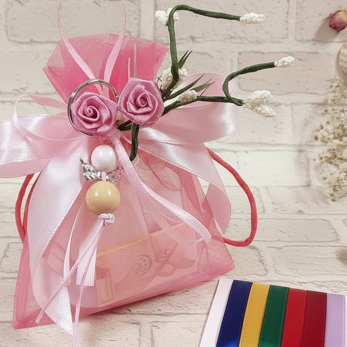 rosa fucsia sacchettini bomboniere portachiavi angioletto fatto a mano angelo perle legno per Battesimo bimba Comunione bambina Cresima ragazza confezionato confetti bigliettino fiori roselline nebbiolina nastro
