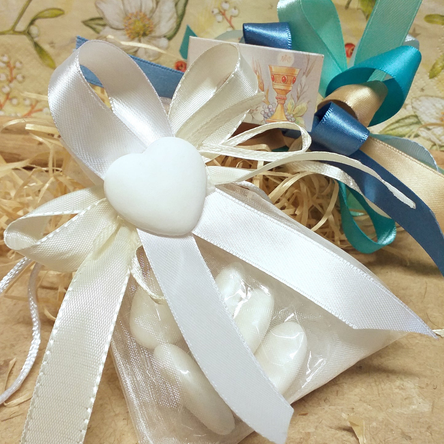 sacchetto bianco gessetto cuore bomboniere Prima Comunione Santa Cresima Battesimo nascita matrimonio da personalizzare colori nastri bigliettino stampato confezionati 5 confetti mandorla o cioccolato