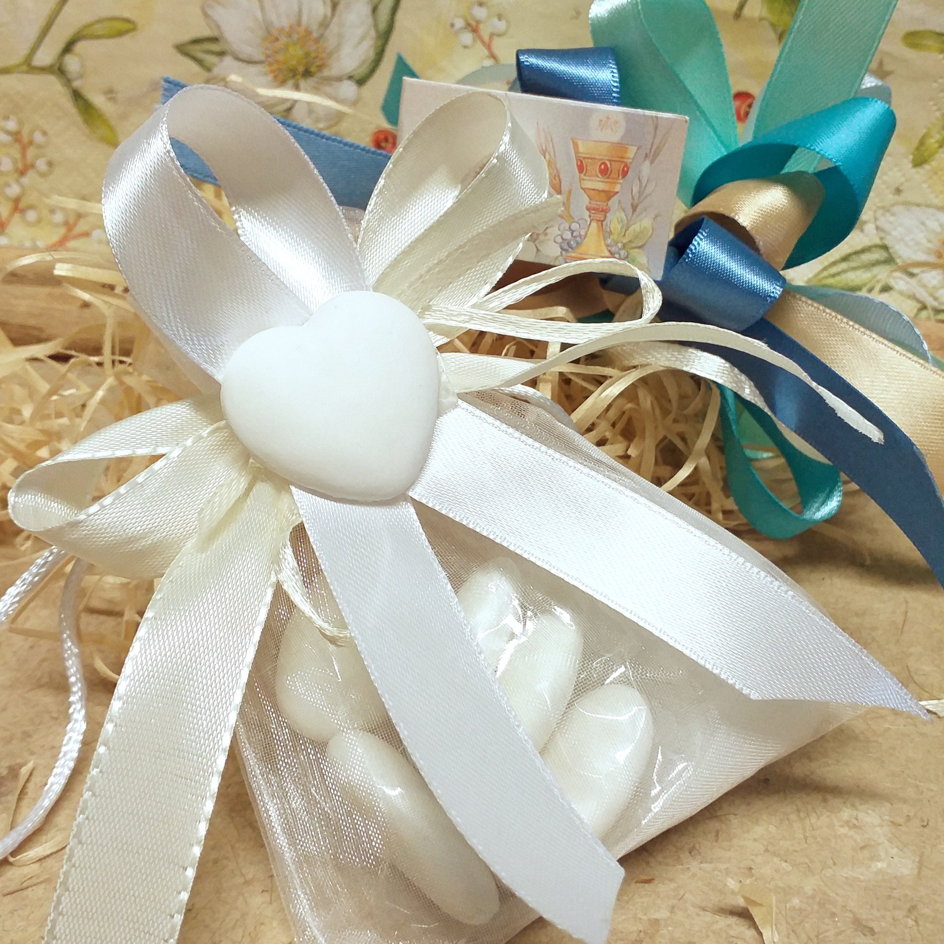 sacchetto bianco gessetto cuore bomboniere Prima Comunione Santa Cresima Battesimo nascita matrimonio da personalizzare colori nastri bigliettino stampato confezionati 5 confetti mandorla o cioccolato