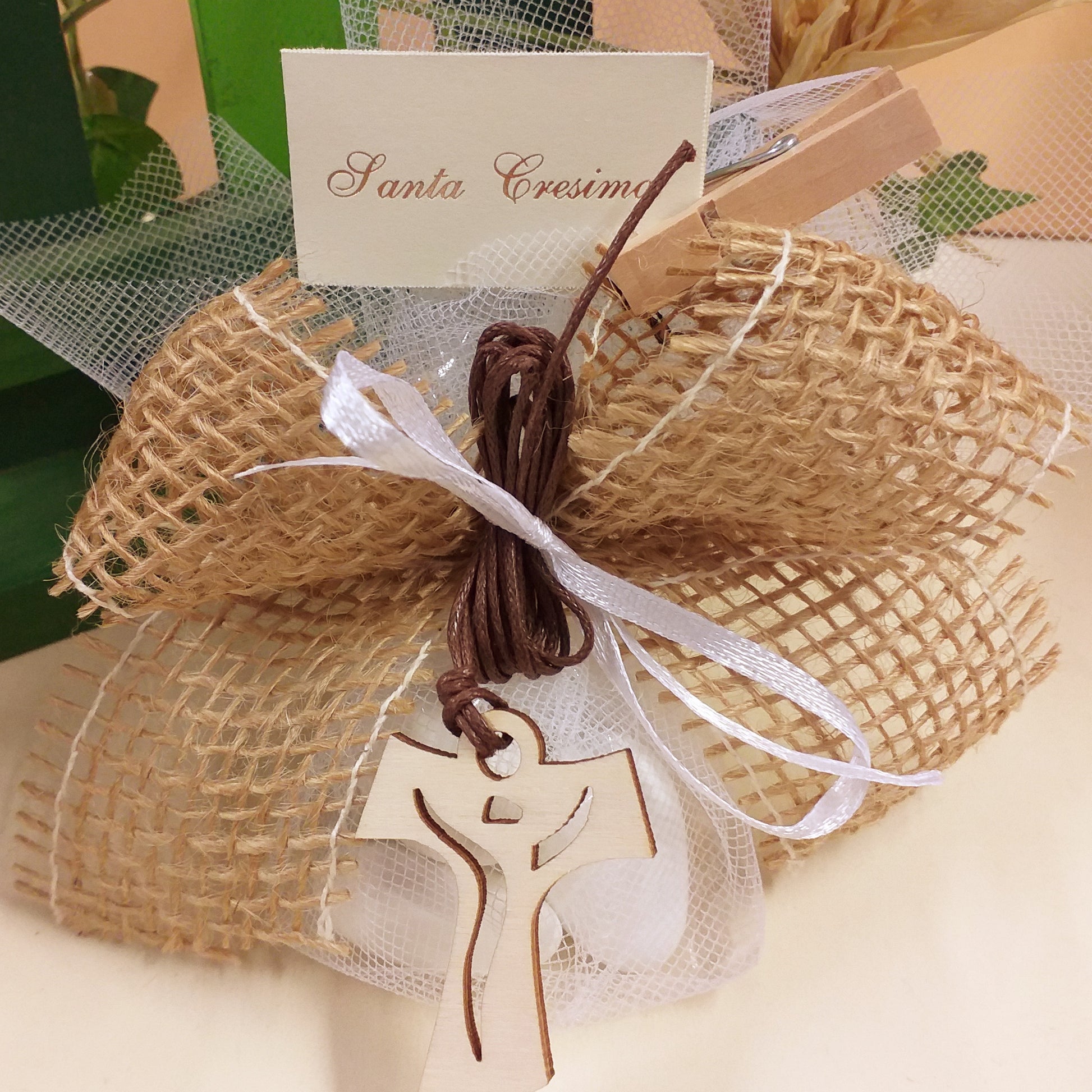 sacchettino juta fiocco rustico grezzo bomboniera santa cresima bambino bambina confezionata confetti collanina Tau legno Croce francescana con cordino marrone bigliettino simboli clip mollettina segnaposto
