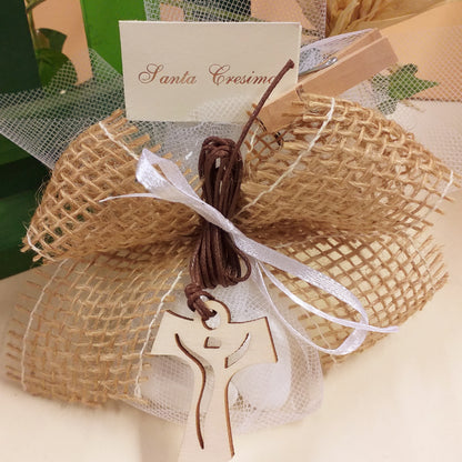sacchettino juta fiocco rustico grezzo bomboniera santa cresima bambino bambina confezionata confetti collanina Tau legno Croce francescana con cordino marrone bigliettino simboli clip mollettina segnaposto