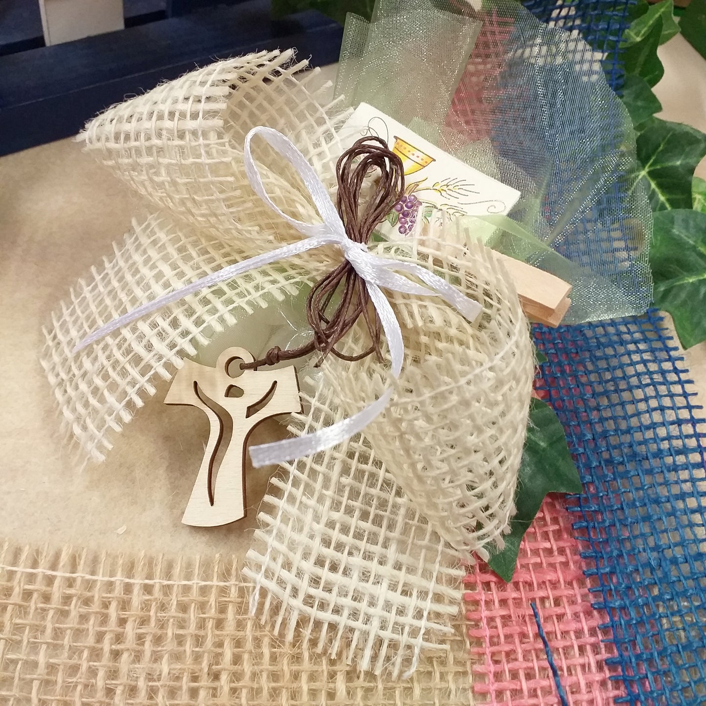 sacchettini juta tela sacco bianca confezionati confetti Croce Tau legno collanina cordoncino bomboniere Cresima Comunione bambino maschietto fiocco nastro verde tulle