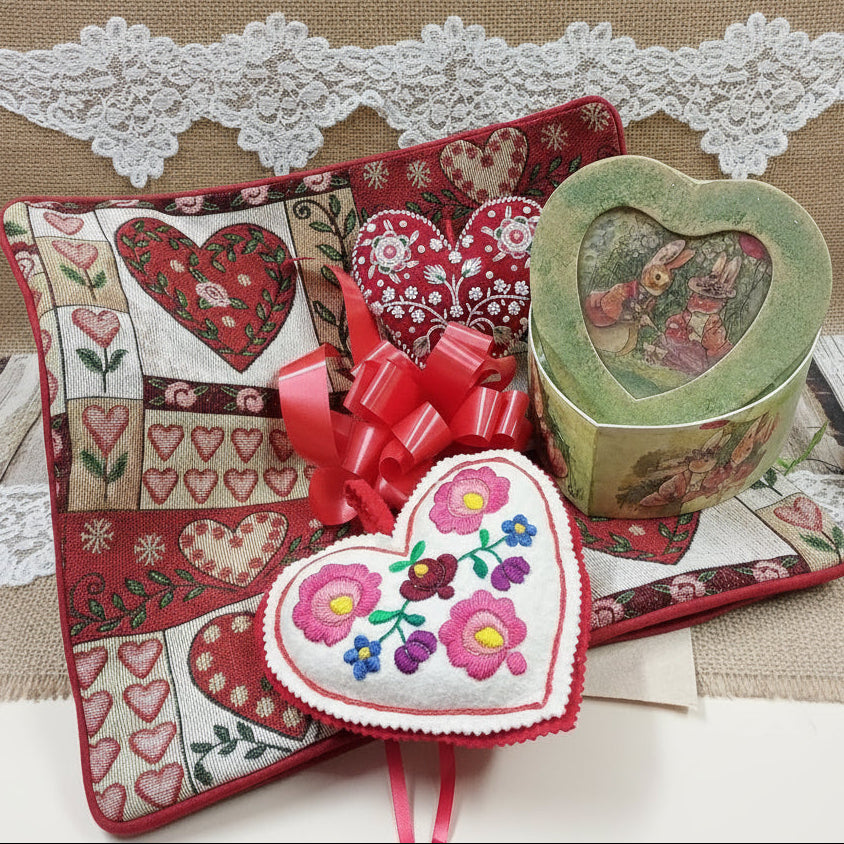 cuscino cuori ricamati scatola coniglietti cuore shop online offerte stock vetrina San Valentino idee regalo economiche originali particolari artigianali per lei e lui festa innamorati 14 febbraio love