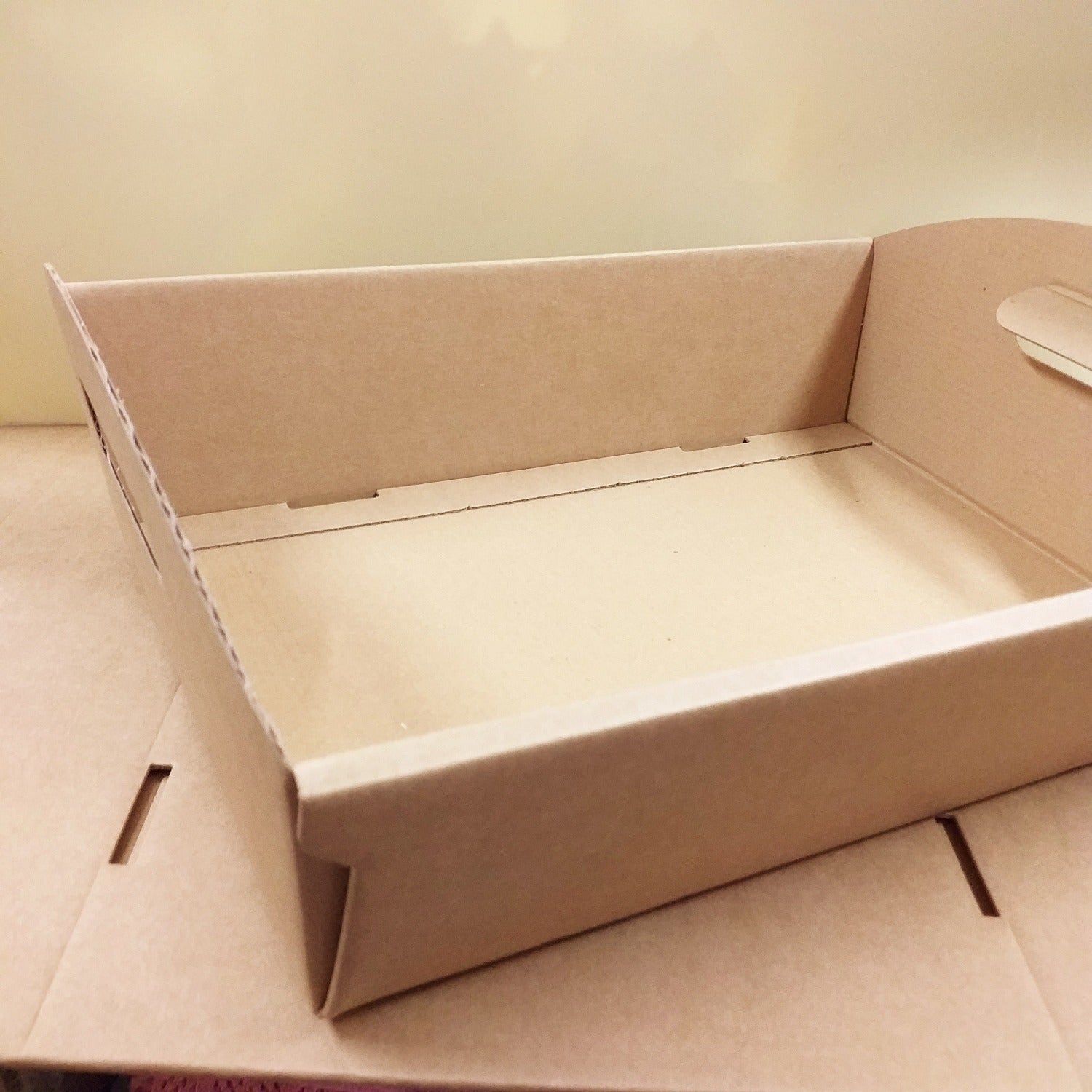 laterale kit cesti cartone colore avana scatole vassoi con maniglie senza coperchio uso confezioni idee regalo pasquali natalizi packaging pasticceria enogastronomia confezionamento confetti porta bomboniere