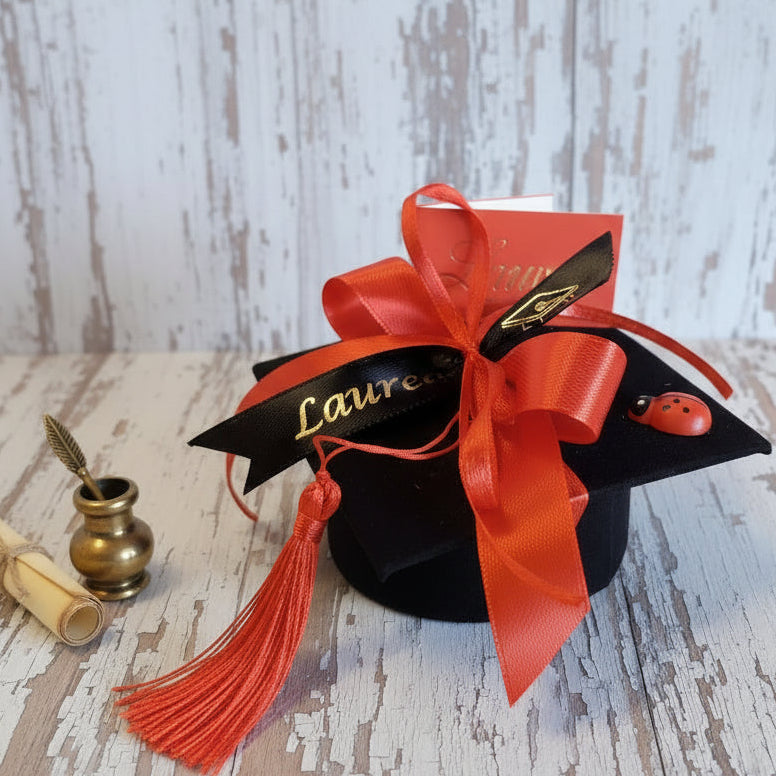 velluto nero tocco scatola forma cappello laurea bomboniera confezionata confetti bigliettino nastro stampato con scritta nappina frange coccinella portafortuna