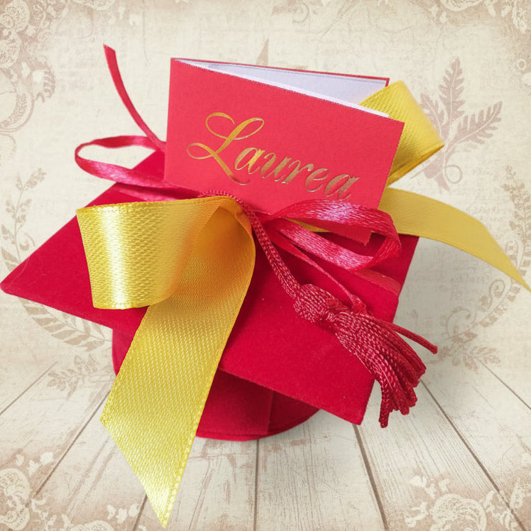 velluto rosso nastrino giallo scatola forma cappello laurea bomboniera confezionata confetti bigliettino personalizzato nappina frange