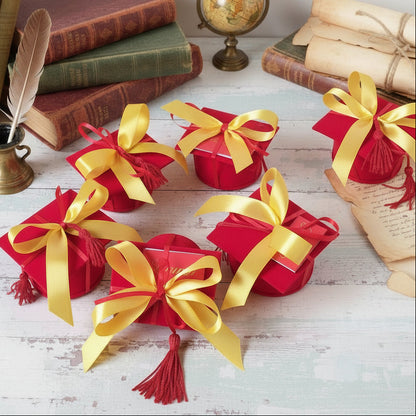 tocco velluto rosso nastrino giallo scatola forma cappello laurea bomboniera confezionata confetti bigliettino personalizzato nappina frange