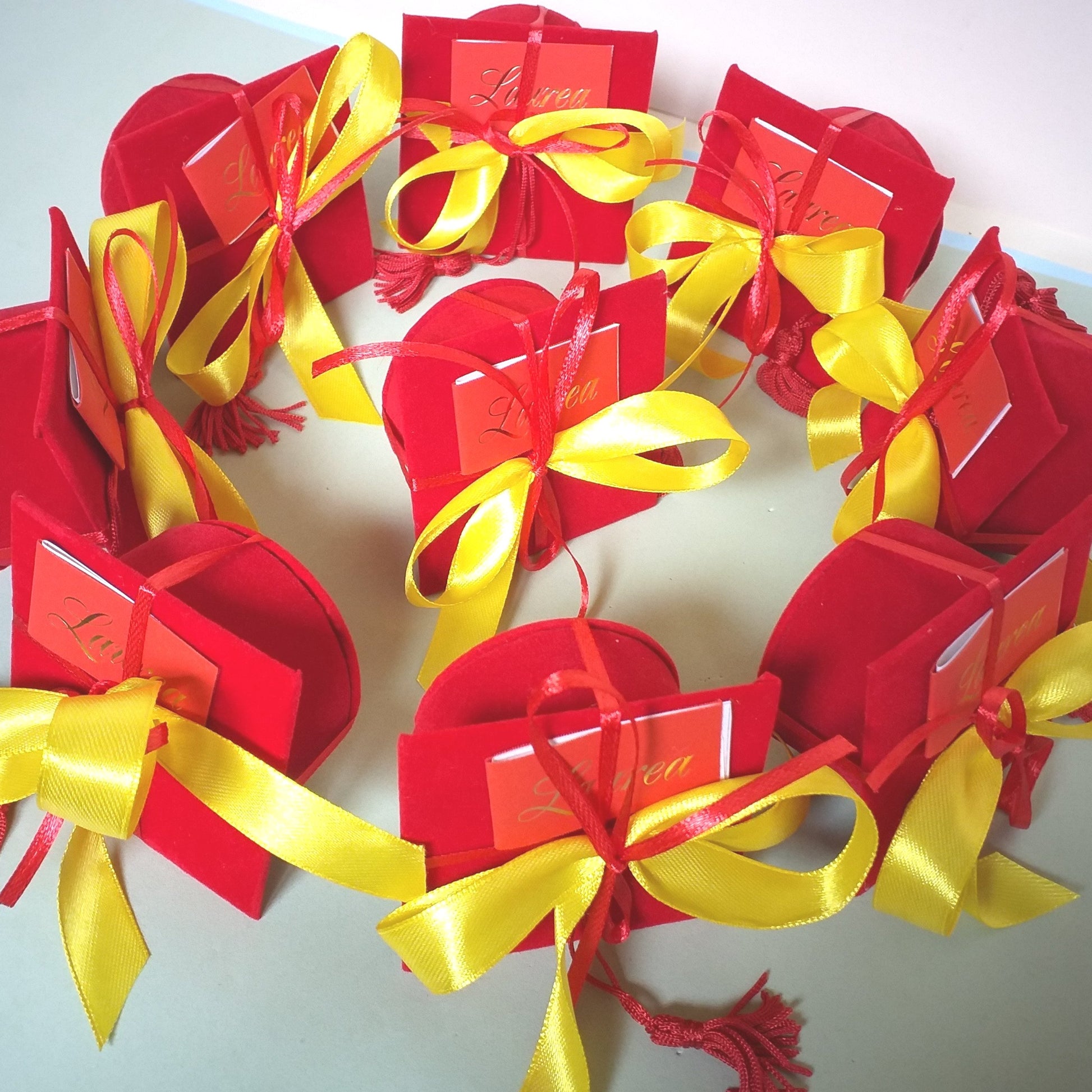 confettata forma torta con velluto rosso nastrino giallo scatola forma cappello laurea bomboniera confezionata confetti bigliettino personalizzato nappina frange