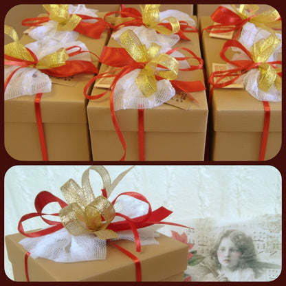 idee scatole personalizzate bomboniere fai da te e regalo cartone onda avana beige abbinato a tulle nastri rosso oro bianco