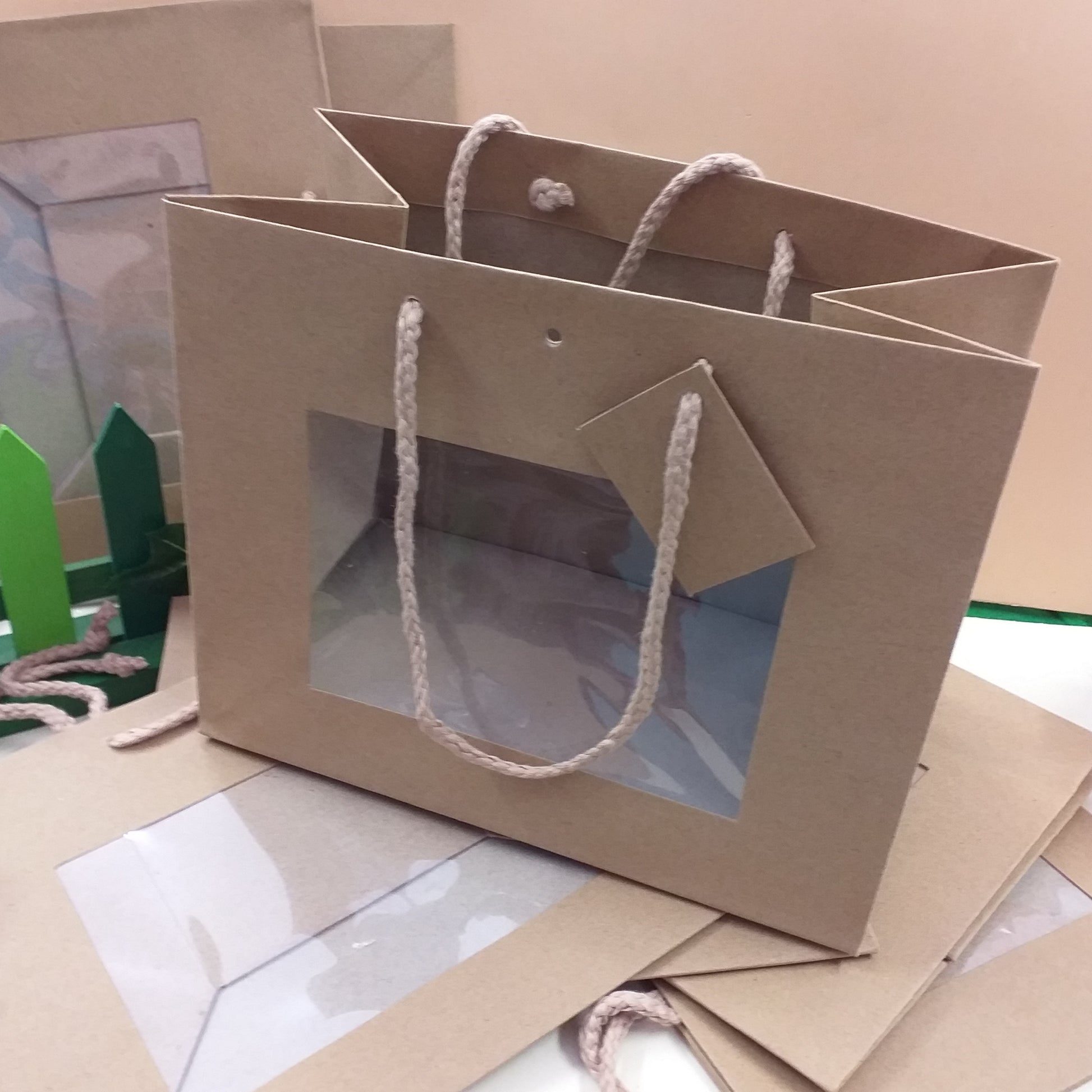 chiudipacco tag e scatole shopper bomboniere buste regalo di cartoncino cartone kraft avana beige con manici corda e finestra trasparente wedding box da matrimonio packaging confezioni 