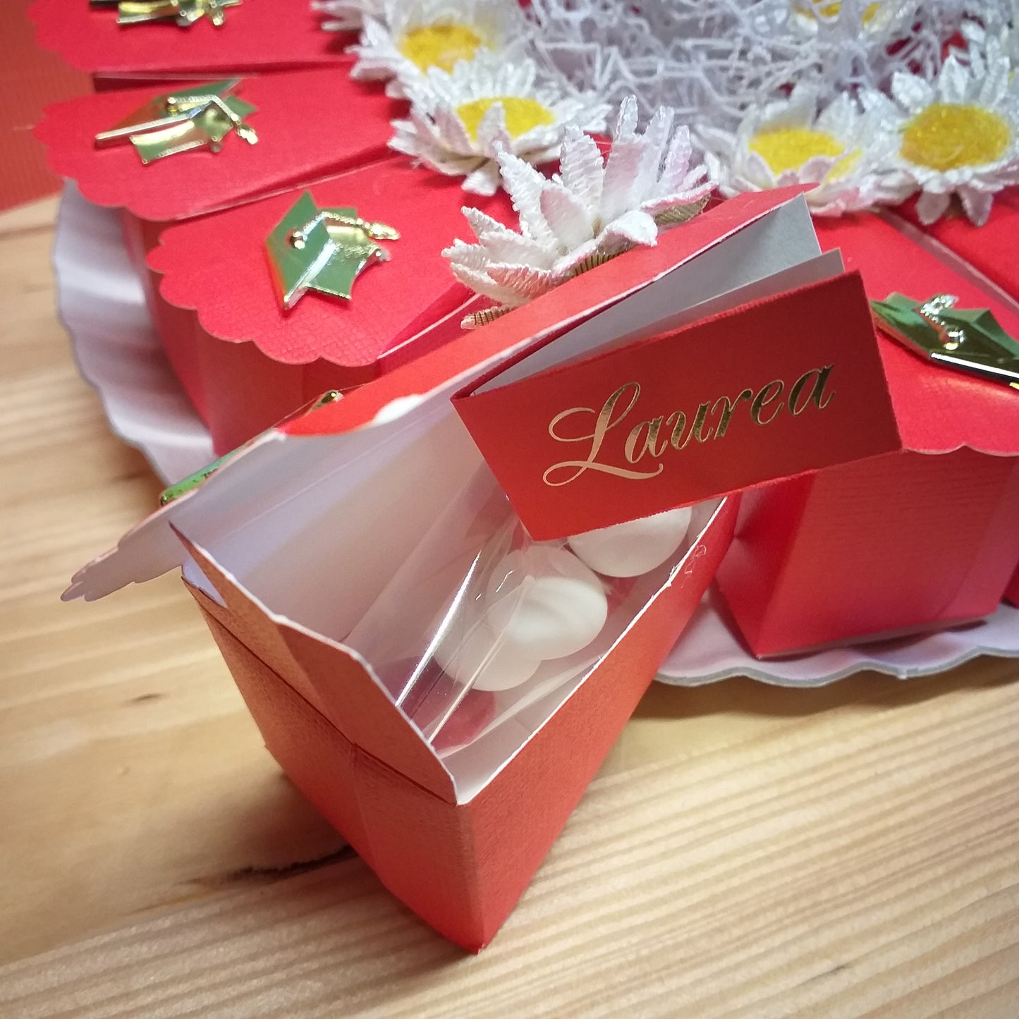 come confezioniamo torta bomboniere confezionate confetti 15 scatoline a fetta con margherite simboli cappello di laurea su vassoio con bigliettino