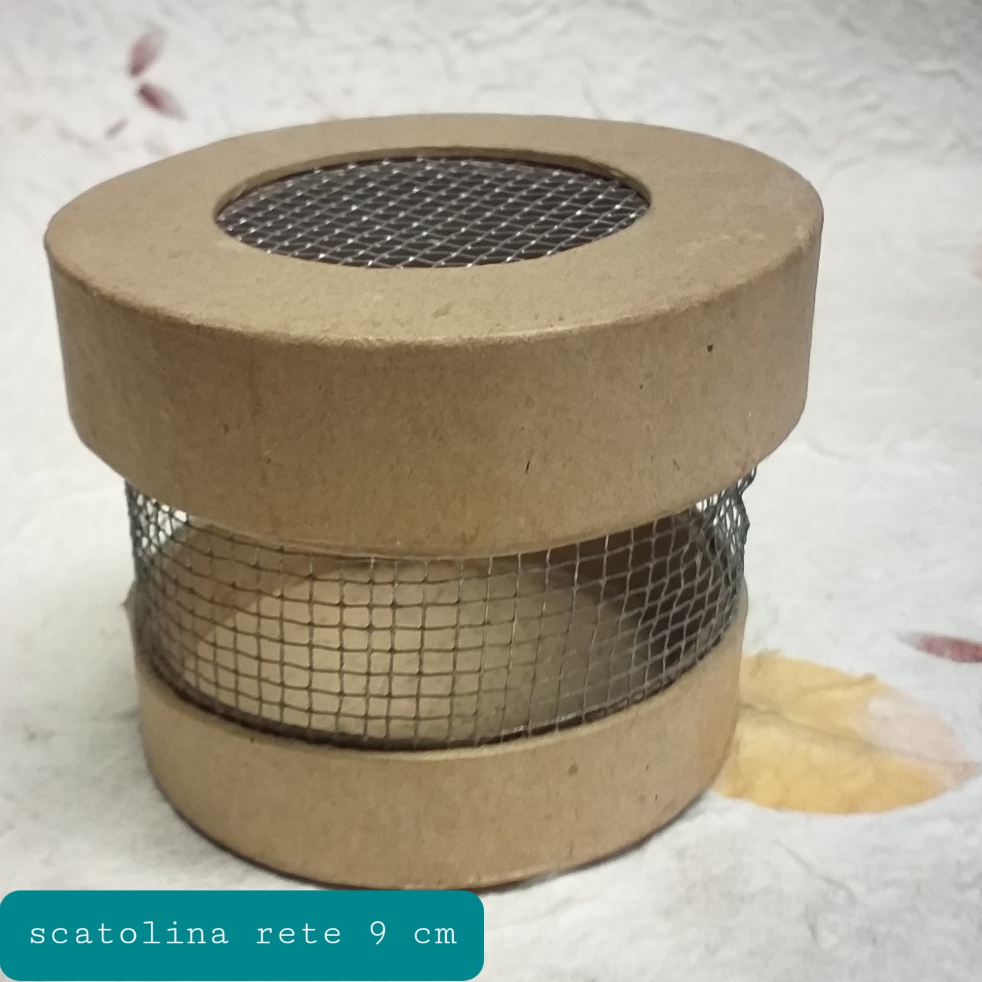 scatolina tonda rete cartone da decorare a decoupage pasquale o ricamo punto croce