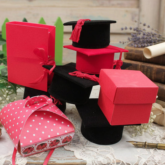 cappello tocco con nappina rosso nero libro cubetto tortina coccinelle scatoline laurea portaconfetti fai da te bomboniere confezionamento confettata facile diploma magistrale specialistica triennale