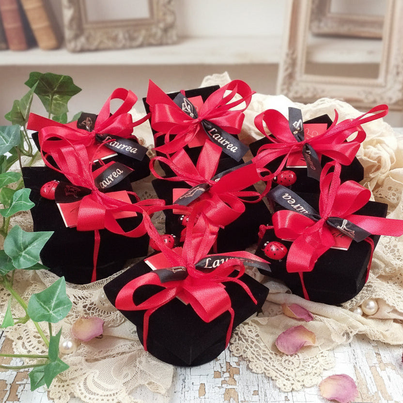 torta di tocco velluto nero scatoline cappello laurea bomboniera confezionata confetti bigliettino nastro stampato con scritta nappina frange coccinella portafortuna