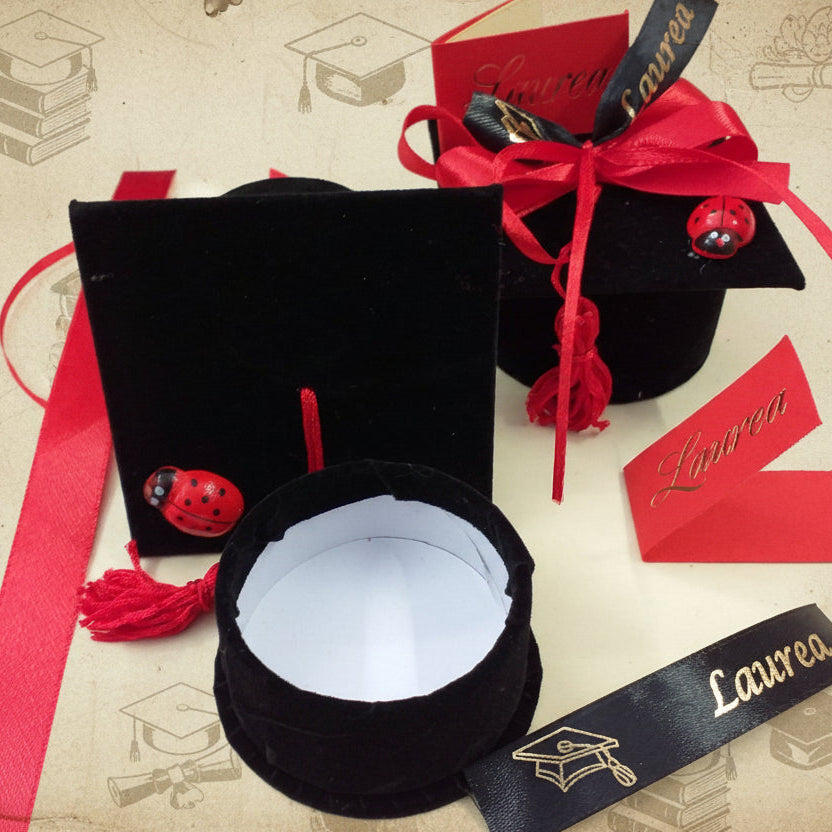 kit fai da te tocco di velluto nero scatola forma cappello laurea bomboniera confezionata confetti bigliettino nastro stampato con scritta nappina frange coccinella portafortuna