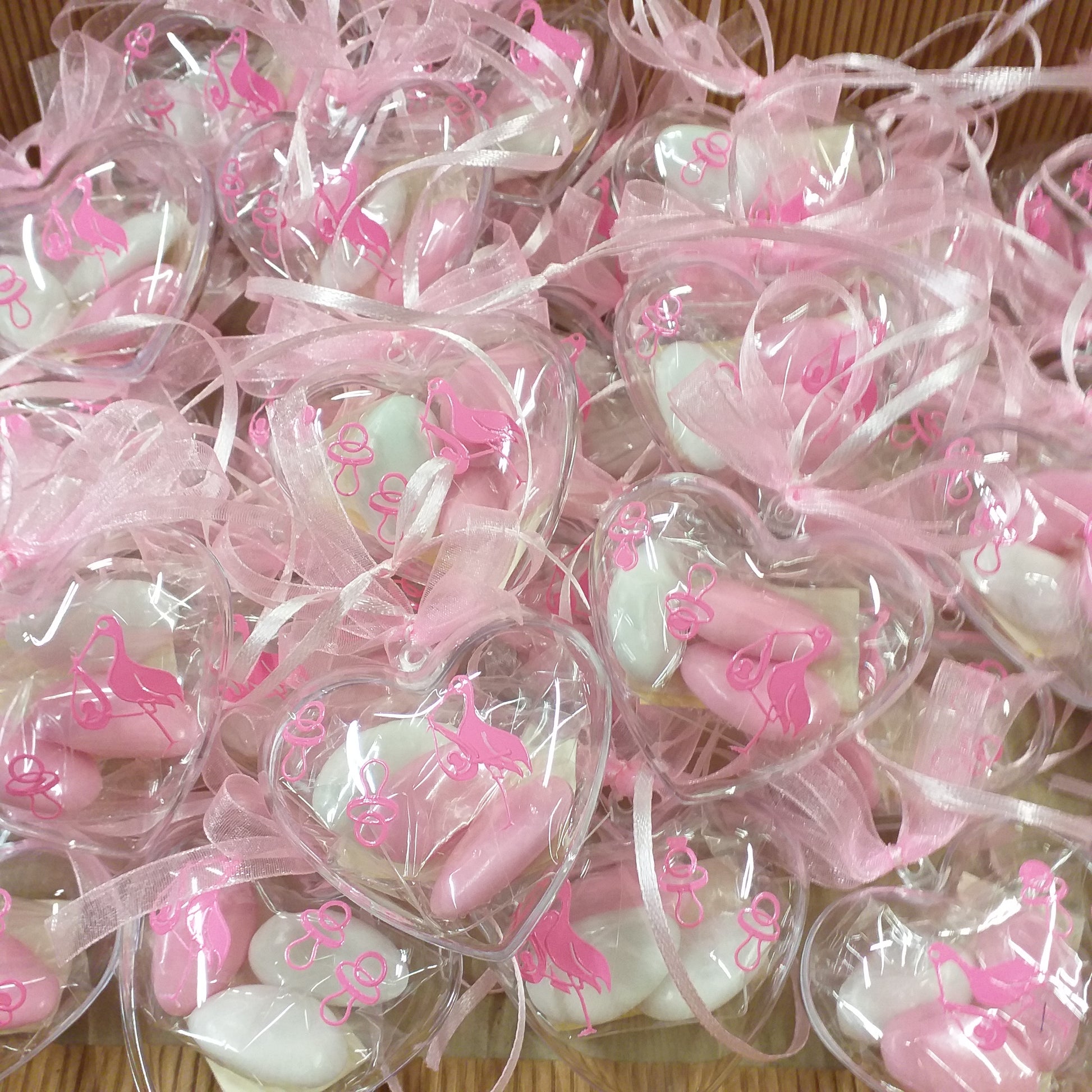 cesto in rosa pastello cicogna ciuccio scatoline portaconfetti cuoricini nascita Battesimo bimba femminuccia bomboniere babyshower e allestimento confettata aprifesta confezionate confetti bigliettino biberon