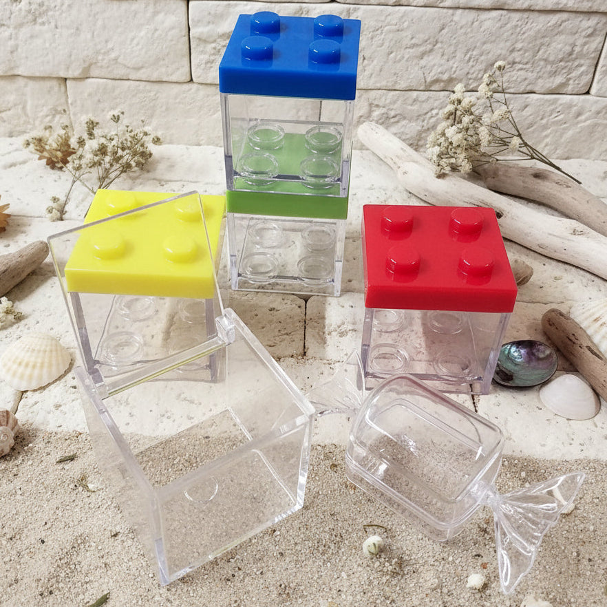 Vetrina negozio scatoline plexiglass trasparenti scatole di plastica rigida per confezioni regalo Pasquali ovetti cioccolato bijoux di bigiotteria e portaconfetti bomboniere forme cubo mattoncino costruzioni caramella