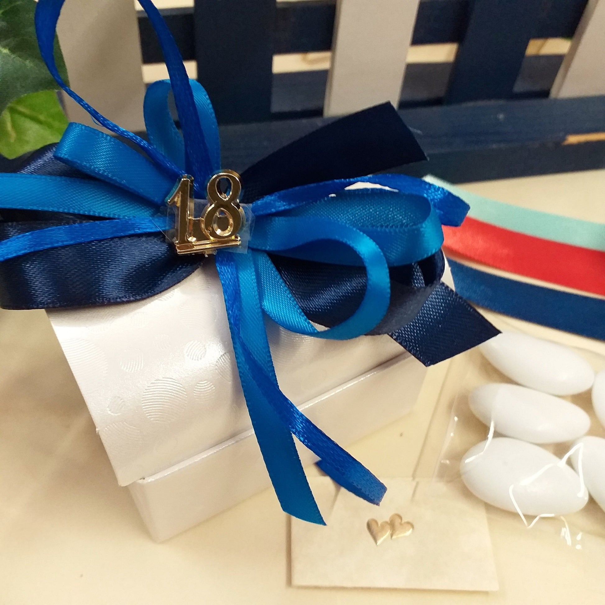 bianco blu 18° compleanno cofanetti scrigno forziere astuccio scatoline portaconfetti simbolo dorato 18, 5 confetti e bigliettino