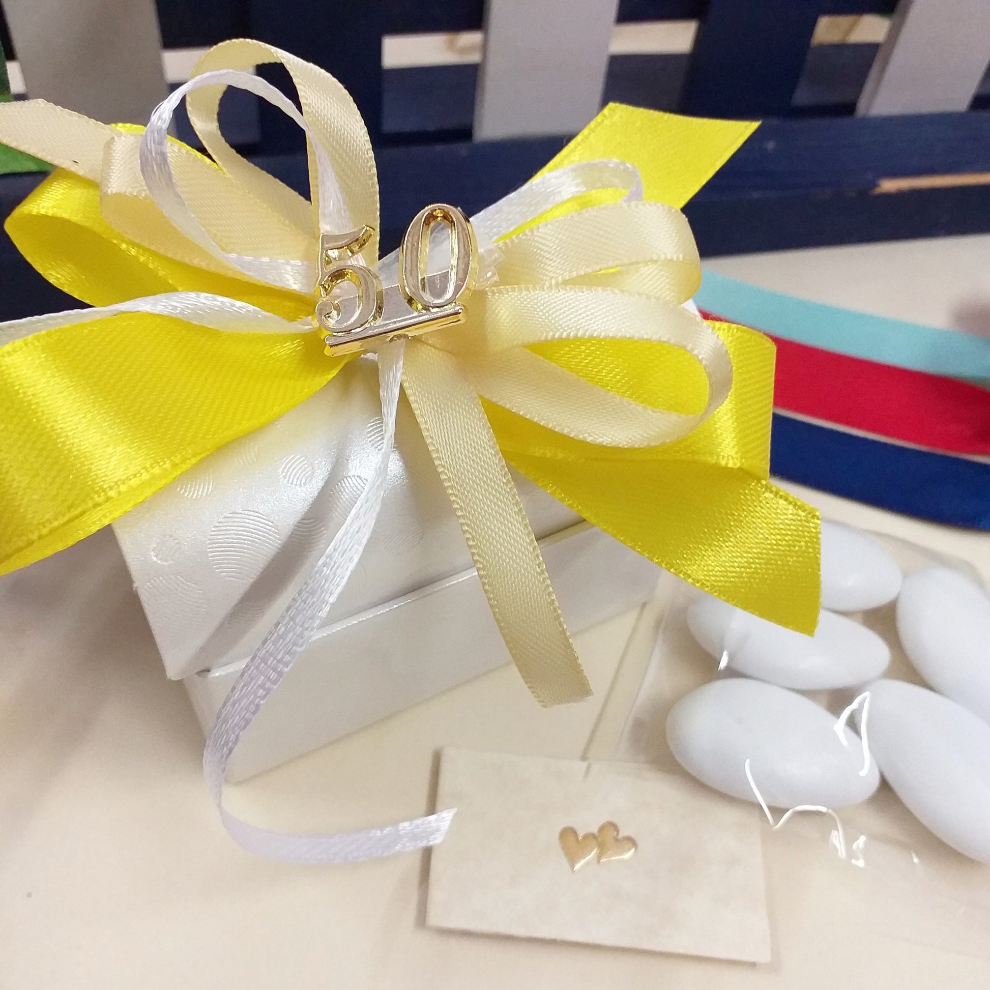 bianco giallo 50° anniversario nozze cofanetti scrigno forziere astuccio scatoline portaconfetti matrimonio simbolo dorato 50, 5 confetti e bigliettino