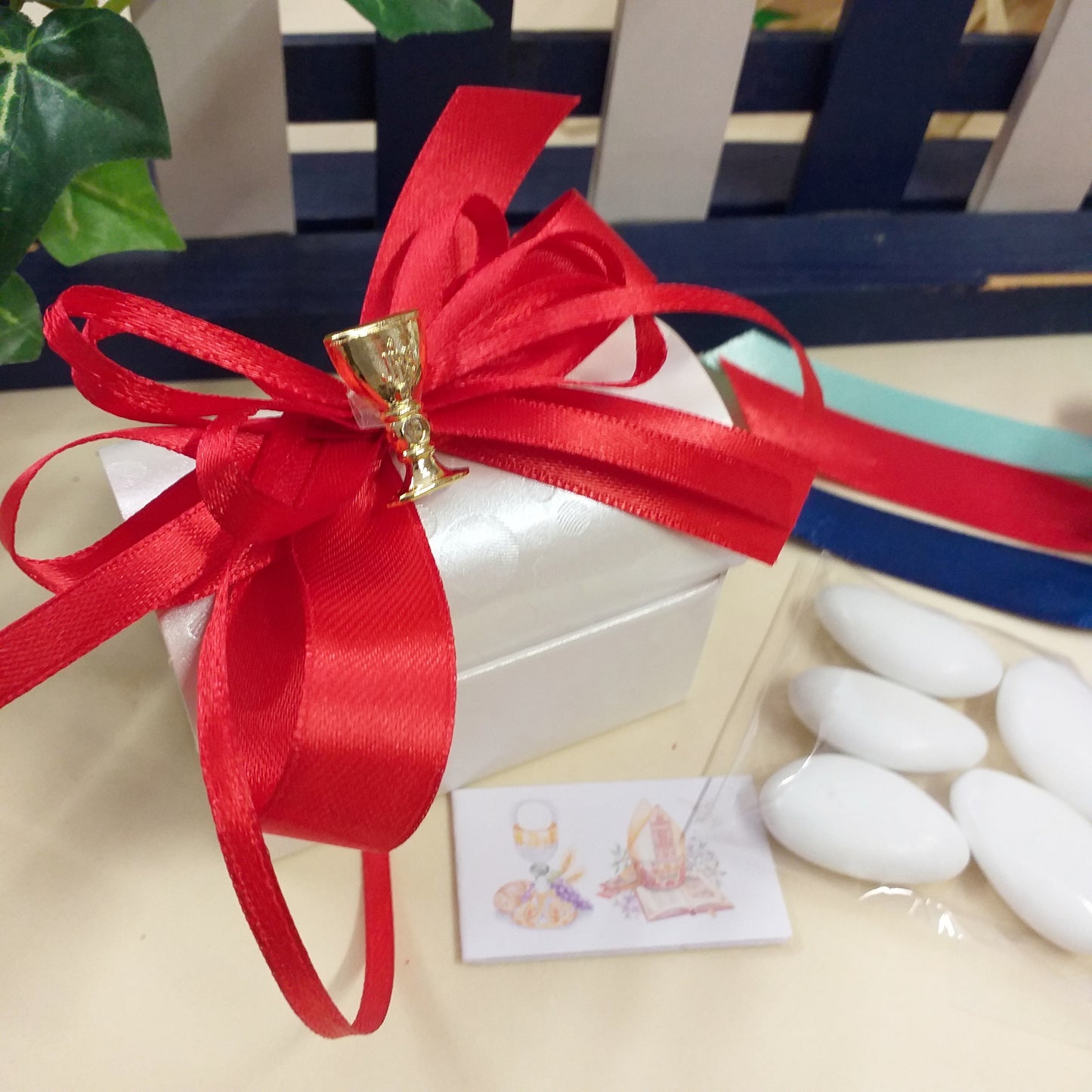 bianco rosso calice Prima Comunione cofanetti scrigno forziere astuccio scatoline portaconfetti simbolo dorato, 5 confetti e bigliettino bomboniere