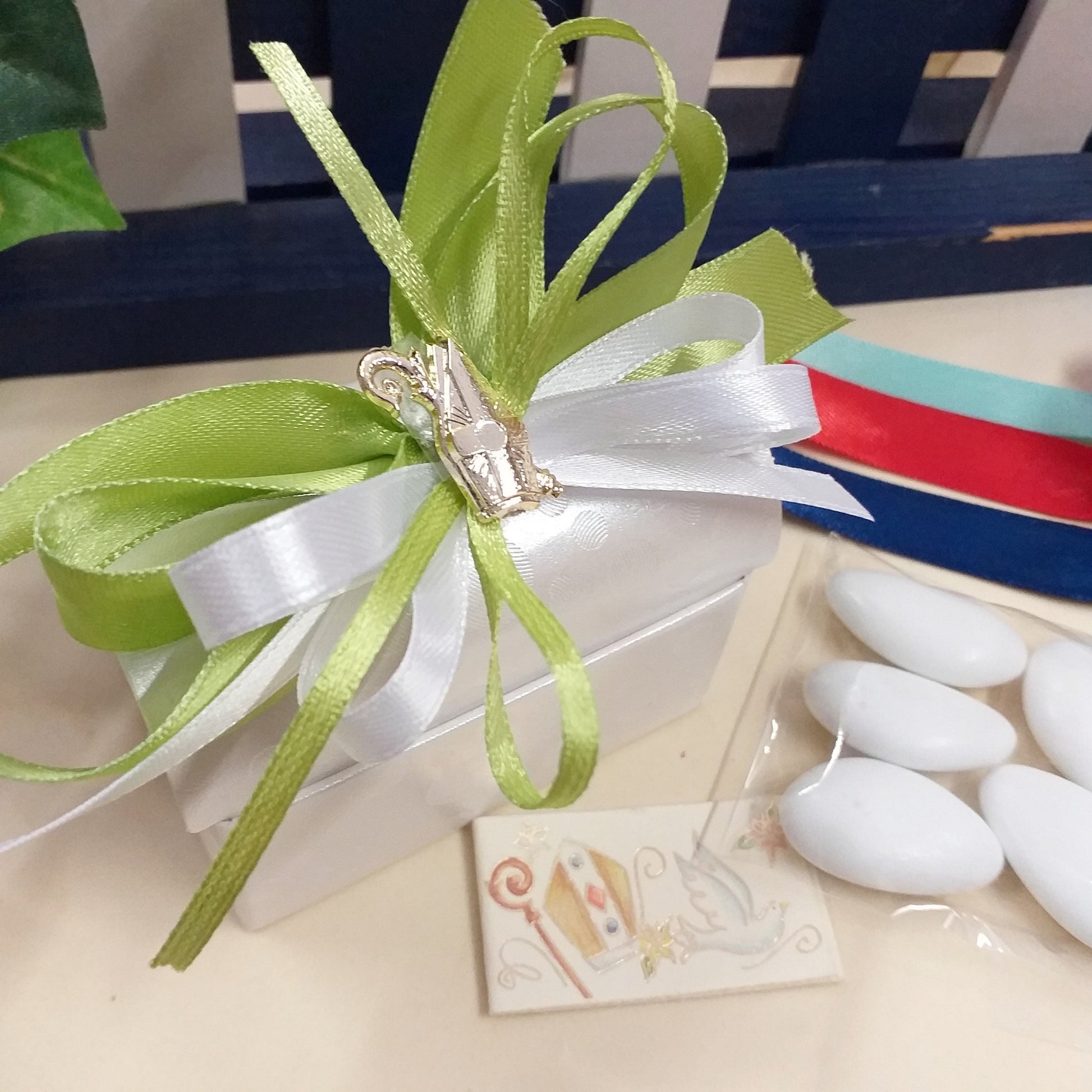 biancoverde Santa Cresima cofanetti scrigno forziere astuccio scatoline portaconfetti simbolo dorato, 5 confetti e bigliettino bomboniere