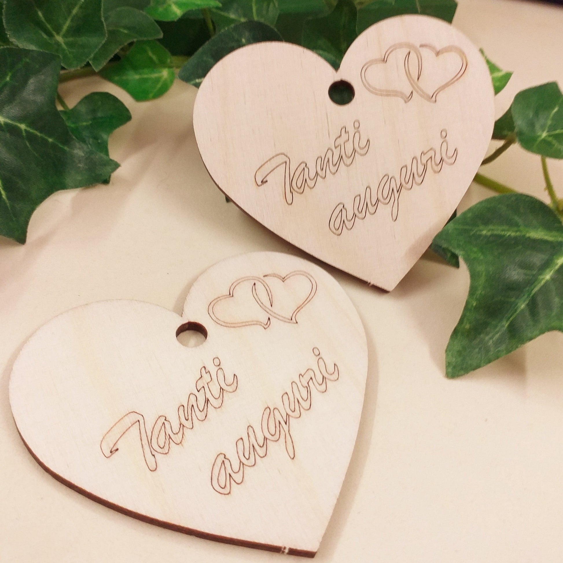 tanti auguri doppi cuori etichetta scritte legno da incollare decorazioni idee fai da te applicazioni tag albero natalizio composizione centrotavola fiori foglie packaging pacchi regali