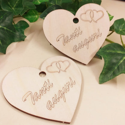 tanti auguri doppi cuori etichetta scritte legno da incollare decorazioni idee fai da te applicazioni tag albero natalizio composizione centrotavola fiori foglie packaging pacchi regali