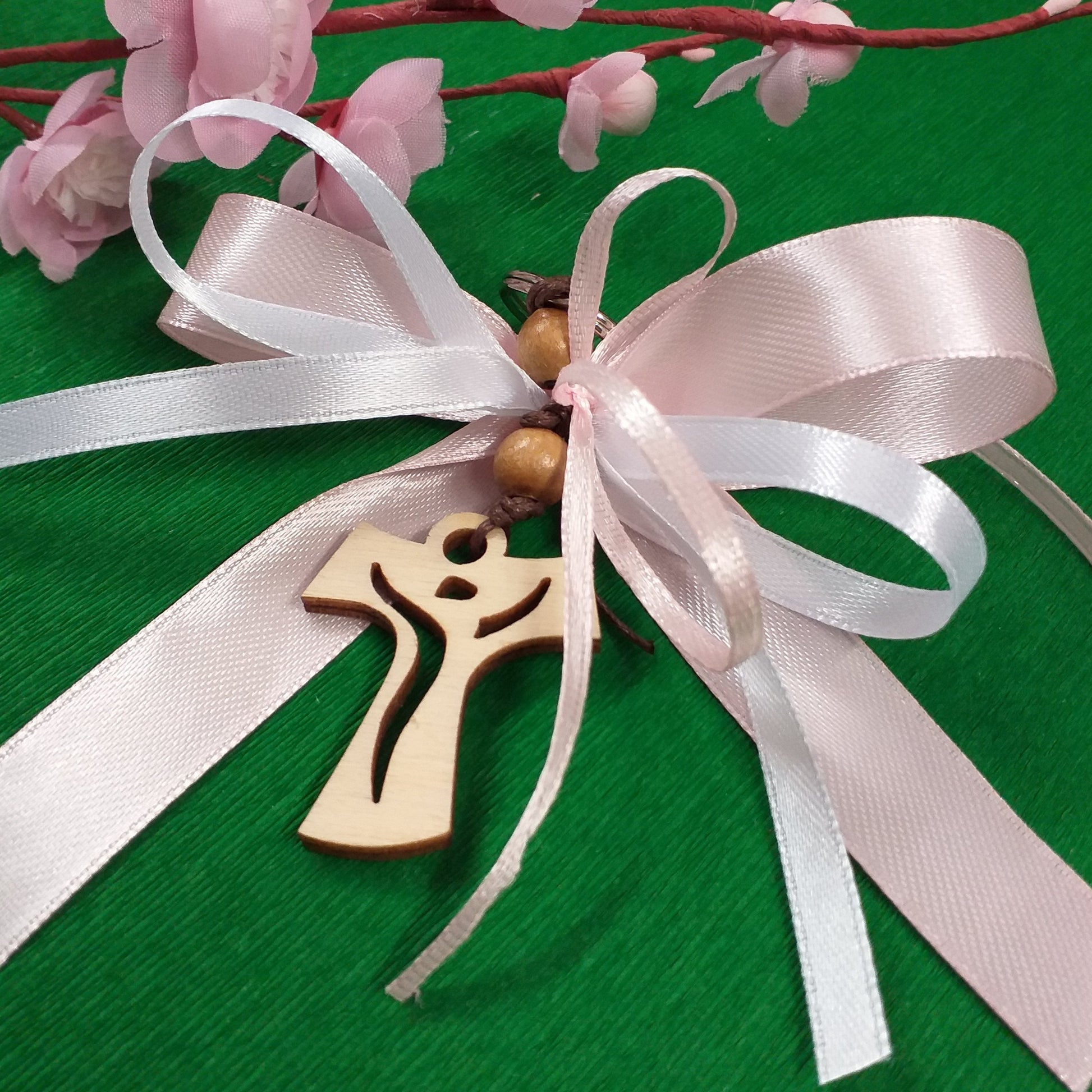 coccarda segnaposto fiocchetti nastro rosa bianco femminuccia bambina bomboniera portachiavi perline Tau legno Croce francescana cordino icona sacra religiosa