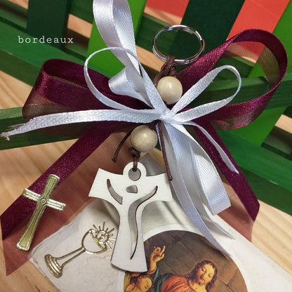 coccarda segnaposto Prima Comunione Cresima bianco e bordeaux portachiavi Tau legno Croce francescana cordino perline religiose per bomboniere