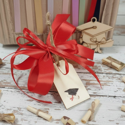 Segnaposto laurea fiocco coccarda nappina rossa ciondolo tag rettangolare simboli cappello nero tocco pergamena