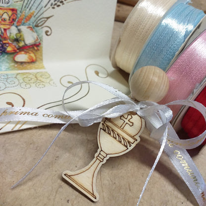 angelo stilizzato shabby country chic segnaposto originali Prima Comunione Santa Cresima Santo Giorno coccarda fiocco nastro ciondolo pirografato legno simboli Calice Croce colori nastrini