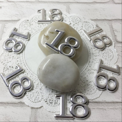 tag etichette numero 18 uso applicazioni bomboniere fai da te simboli in plastica per confezioni packaging segnaposto confetti da incollare su sacchettini scatoline pacchi regalo diciottesimo compleanno anniversario