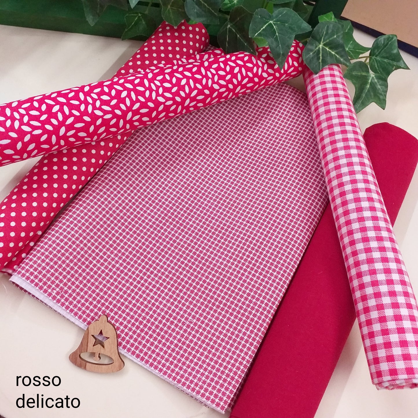 Cotonina pois quadretti tinta unita stampa provenzale rosso Natale scampoli in stoffa 100% cotone tessuto fantasia patchwork cucito e hobby creativi uso cucire fiocco nascita corredino cameretta arredamento cucina addobbi albero decorazioni