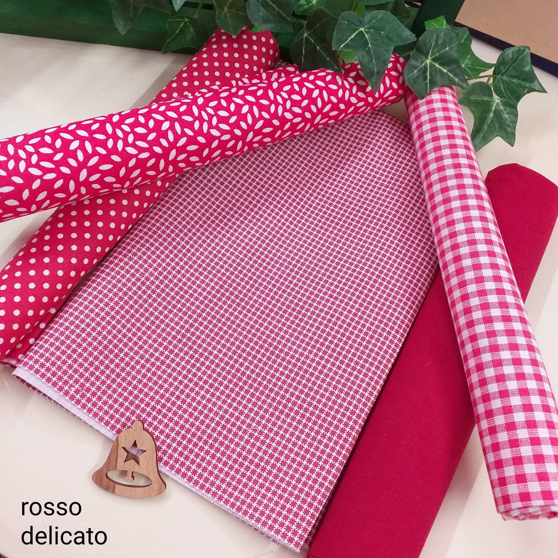 Cotonina pois quadretti tinta unita stampa provenzale rosso Natale scampoli in stoffa 100% cotone tessuto fantasia patchwork cucito e hobby creativi uso cucire fiocco nascita corredino cameretta arredamento cucina addobbi albero decorazioni