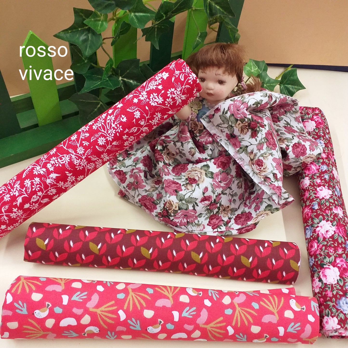 Cotonina fiori uccellini stampa provenzale rosso Natale scampoli in stoffa 100% cotone tessuto fantasia patchwork cucito e hobby creativi uso cucire fiocco nascita corredino cameretta arredamento cucina addobbi albero decorazioni