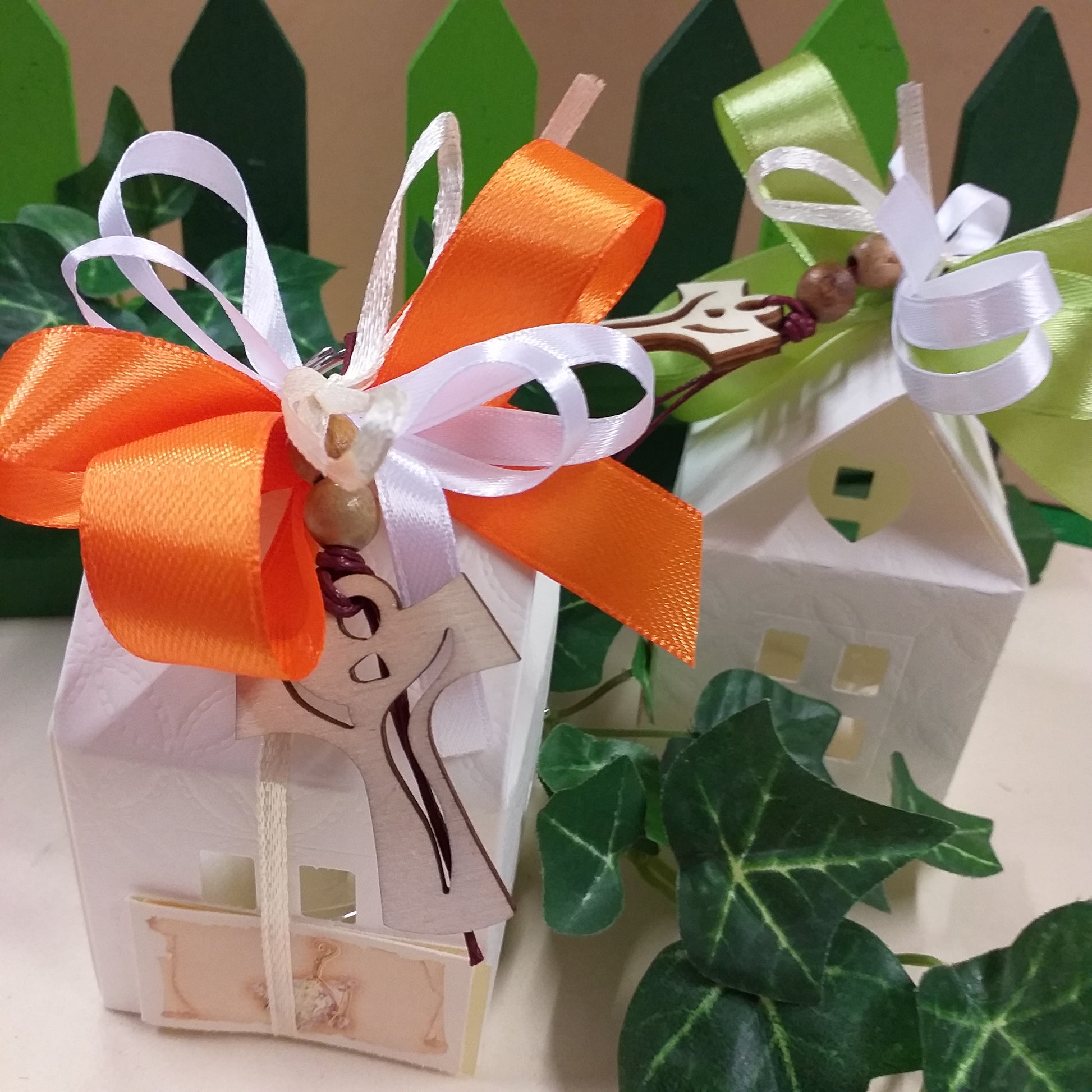 arancio verde bianco colori misti confezione casetta bianca con confetti bomboniere Croce legno francescana Gesù Crocifisso portachiavi Tau idea regalo per comunione cresima a maestre catechiste ricordini pensierini