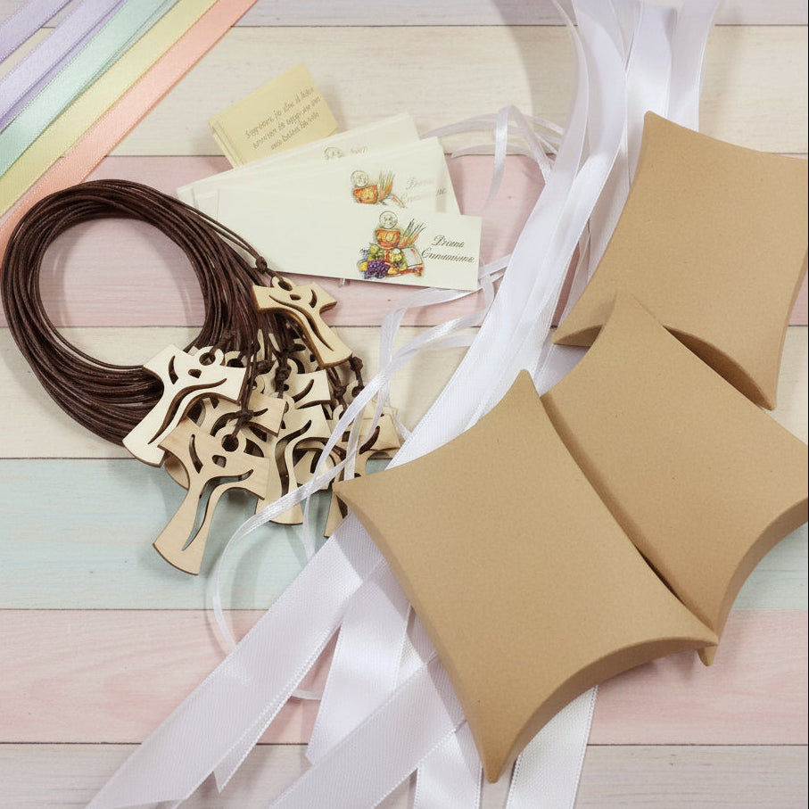 fai da te torta scenografica di confetti con Tau Croce legno ciondolo collana cordoncino marrone bomboniera Prima Comunione Cresima da confezionare con bustina cannetè onda avana beige bigliettino