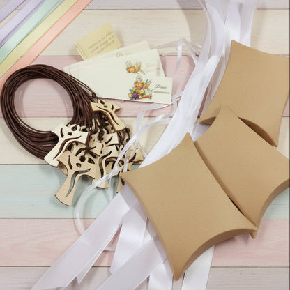 fai da te torta scenografica di confetti con Tau Croce legno ciondolo collana cordoncino marrone bomboniera Prima Comunione Cresima da confezionare con bustina cannetè onda avana beige bigliettino