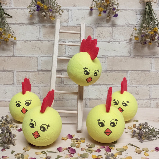 fai da te decorazioni addobbi pasqua con testa pulcino faccina disegnata colorata scaletta miniatura tronco legno corteccia