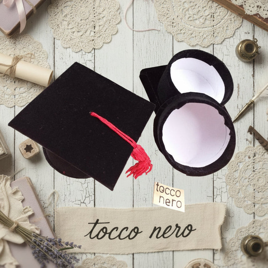 tocco di laurea nero cappello nappina rossa scatoline rivestite velluto portaconfetti bomboniere economiche fai da te confettata di diploma triennale specialistica magistrale