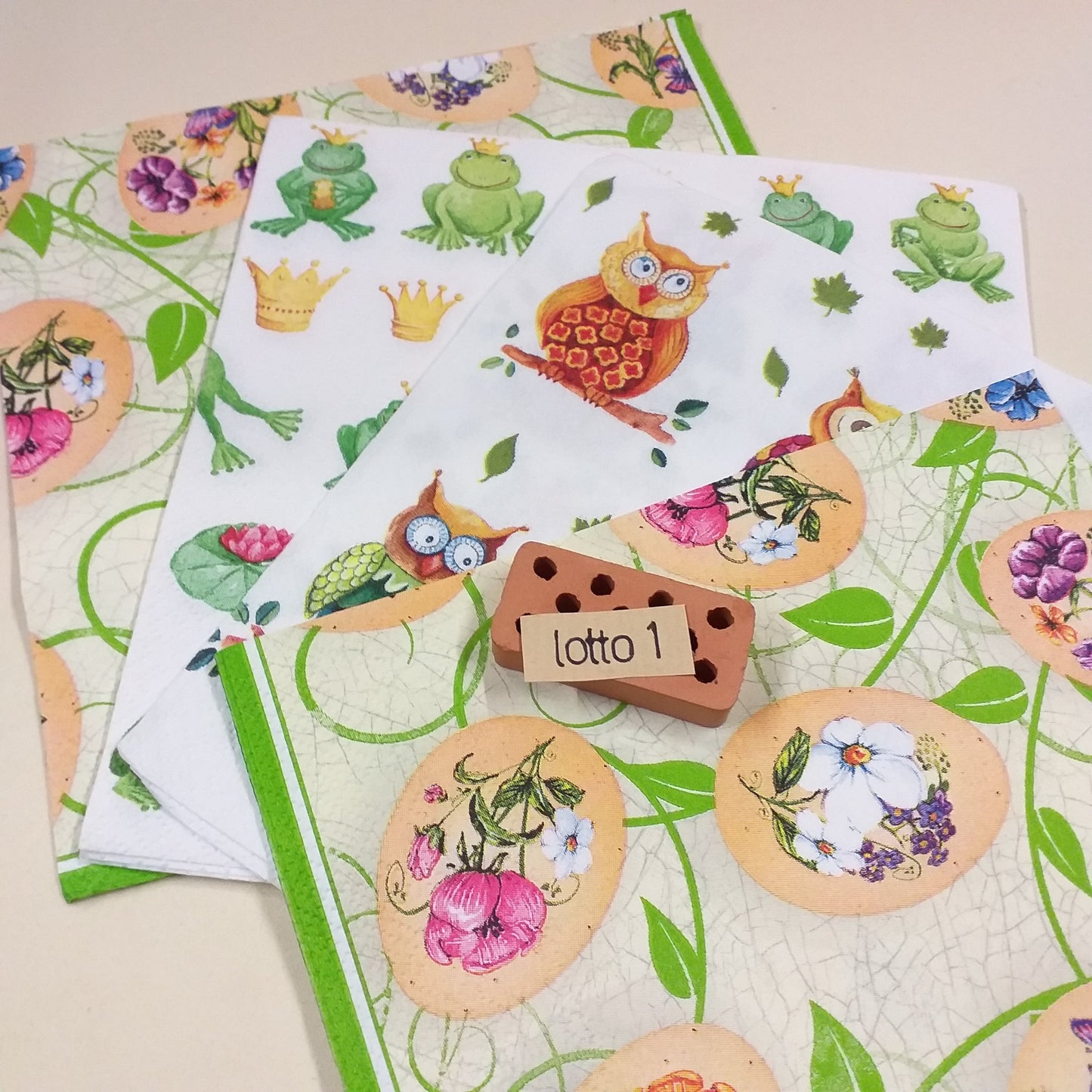fiorellini violette margheritine gufetti principe ranocchio rane portafortuna ninfea disegni tema animali fiori tovaglioli di carta per decoupage Pasqua con uova lavoretti creativi bambini decorazioni addobbi